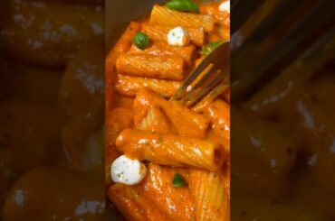 No-cream but super creamy tomato pasta