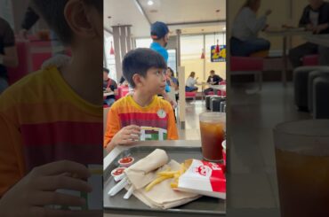 KYRIE ENJOY EATING FRENCH FRIES AT JOLLIBEE BEFORE BADMINTON TRAINING #jollibee #bidaangsaya