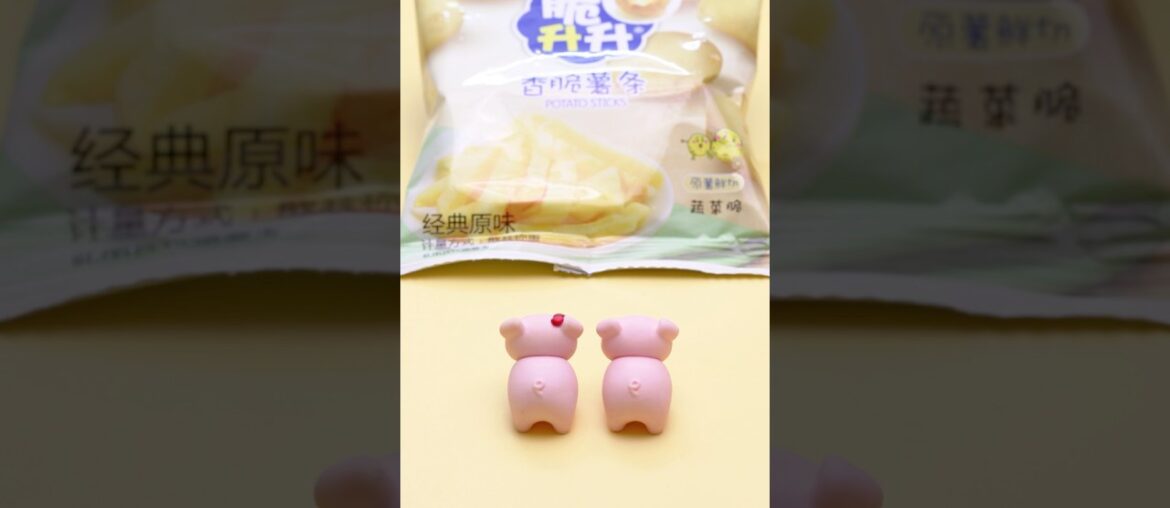 Lovely and fun piggy couple  eat  French fries.#stopmotion #eat #pig #cute #shorts