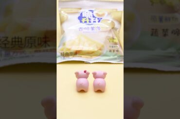 Lovely and fun piggy couple  eat  French fries.#stopmotion #eat #pig #cute #shorts