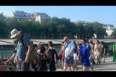 Seine River Dinner Cruise with Live Singer by VIP Yacht de Paris