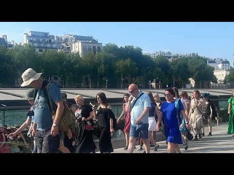 Seine River Dinner Cruise with Live Singer by VIP Yacht de Paris Seine River Dinner Cruise with Live Singer by VIP Yacht de Paris