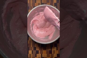 Mixing Macarons the Perfect Amount (Macaronage)