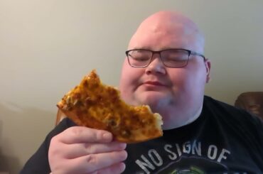Royce Tries Tombstone Chili Cheese French Fry Crust Pizza