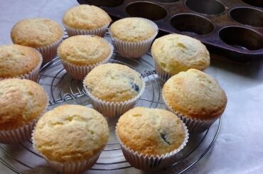 Super Moist French Vanilla Lemon Blueberry Cupcakes #recipe #baking