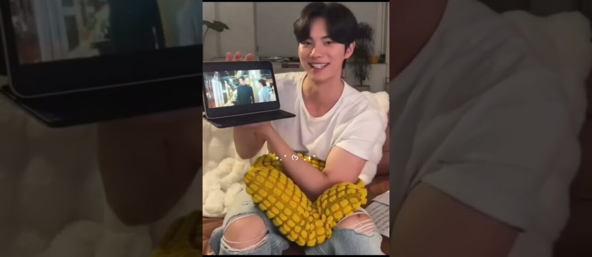 lee chae min being adorable on his weverse live #bonappetityourmajesty #leechaemin #yuna #netflix