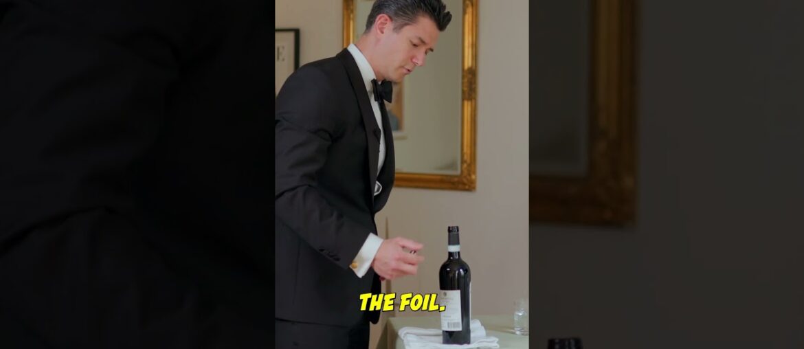 How to open wine #open #wine #winelovers #waiter #server #restaurant #redwine #dinner