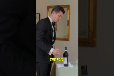 How to open wine #open #wine #winelovers #waiter #server #restaurant #redwine #dinner
