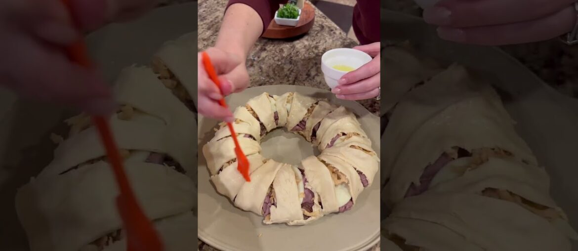 French Dip Crescent Ring RECIPE on dinnerin321.com #recipe #easyrecipe #party #food #yummy #beef