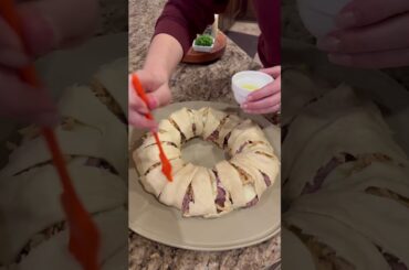 French Dip Crescent Ring RECIPE on dinnerin321.com #recipe #easyrecipe #party #food #yummy #beef