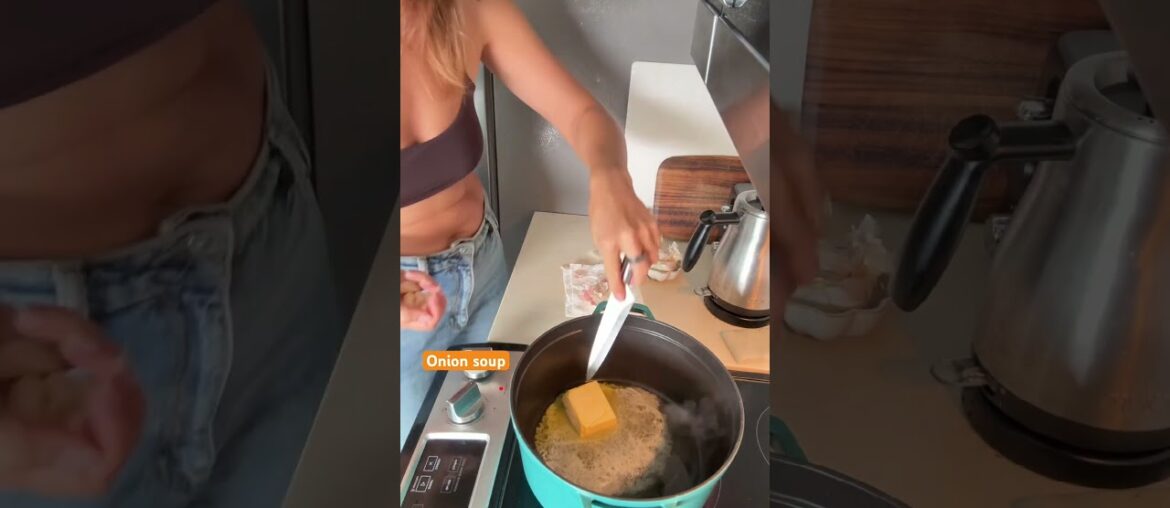 Onion soup according to the traditional French recipe.        #foodlover #onionsoup #frenchrecipe