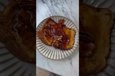Maple pecan bacon french toast! Easy autumnal brunch recipe #autumn #recipe #frenchtoast