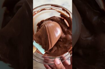 EASIEST EVER CHOCOLATE MOUSSE CAKE RECIPE | CHOCOLATE MOUSSE CAKE AT HOME | EGGLESS DESSERTS #shorts