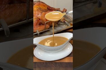 FOOLPROOF Turkey Gravy for Thanksgiving ! #recipe #thanksgiving #gravy