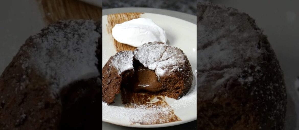 The most satisfying chocolate dessert you’ll see today #dessert #fondantchocolate #recipe