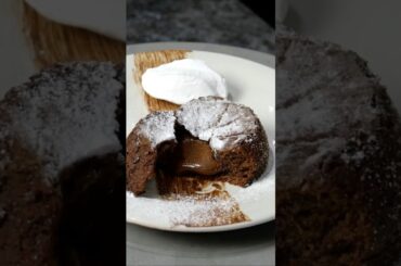 The most satisfying chocolate dessert you’ll see today #dessert #fondantchocolate #recipe