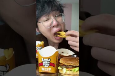 Immersive dining for one episode#Hamburger fried chicken#French fries#Douyin food creator#