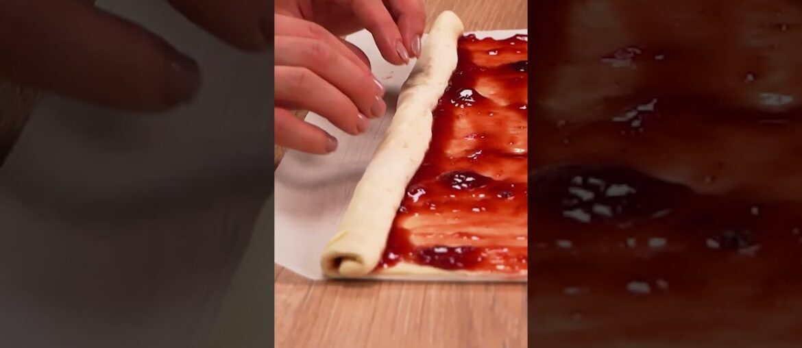 A super simple recipe – palms with strawberry jam and puff pastry A super simple recipe - palms with strawberry jam and puff pastry