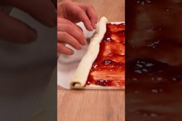 A super simple recipe - palms with strawberry jam and puff pastry