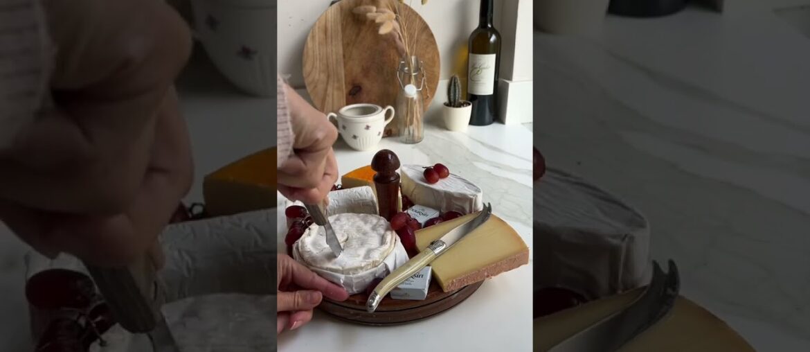 Host like a French - A French cheese platter. Facts and how we Actually eat cheeses in France :)