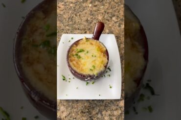 Cold Day Comfort: Easy Classic French Onion Soup Recipe – Caramelized & Cheesy!