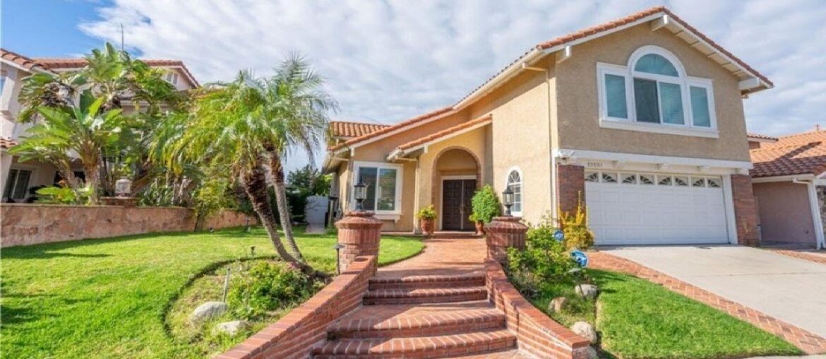 12051 Falcon Crest Way, Porter Ranch, CA Presented by Scott Himelstein Group.