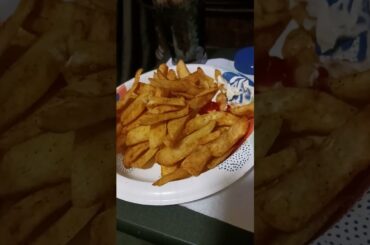 Eating Red Robin Seasoned Steak Fries With Ketchup & Mayonnaise 😋