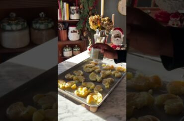 🍾 One of my favorite ways to ring in the New Year is with a cozy plate of smashed potatoes topped