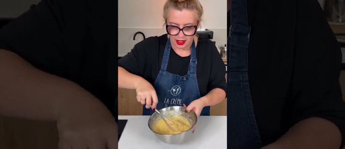 Añadiendo el toque especial vainilla y canela para la tarta de manzana perfecta