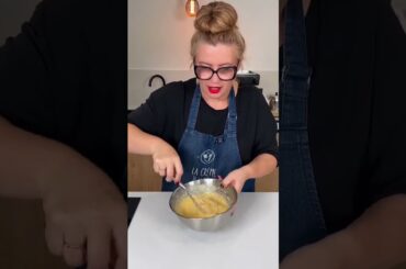 Añadiendo el toque especial vainilla y canela para la tarta de manzana perfecta