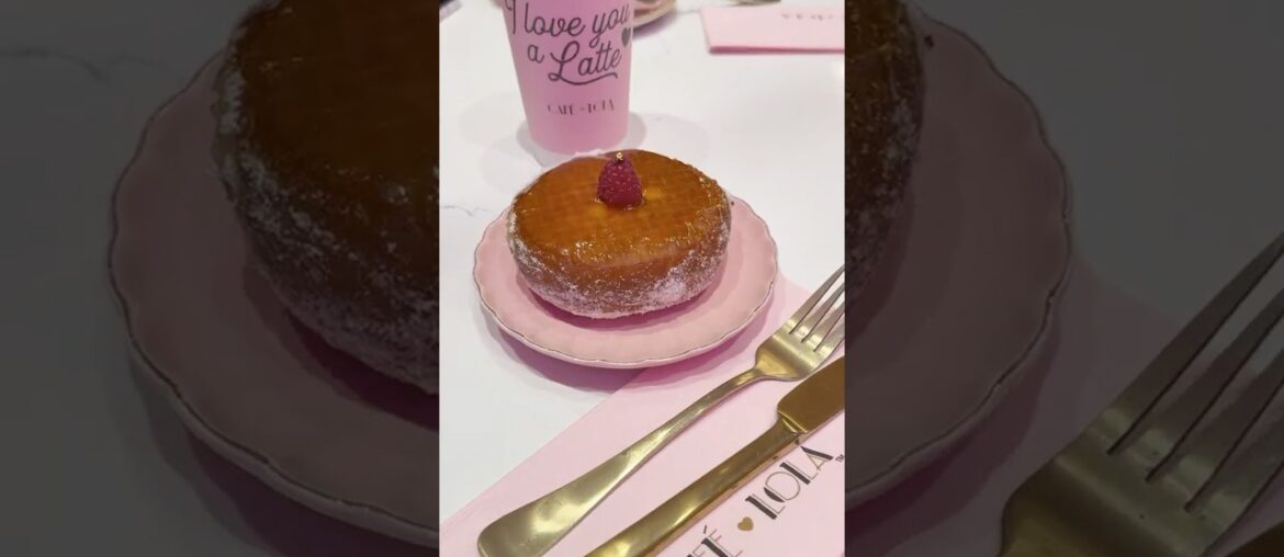 Trying the VIRAL Creme Brulee Donut at Cafe Lola Las Vegas #LasVegasFood #ViralDessert #foodshorts