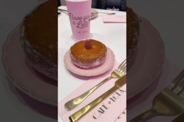 Trying the VIRAL Creme Brulee Donut at Cafe Lola Las Vegas #LasVegasFood #ViralDessert #foodshorts