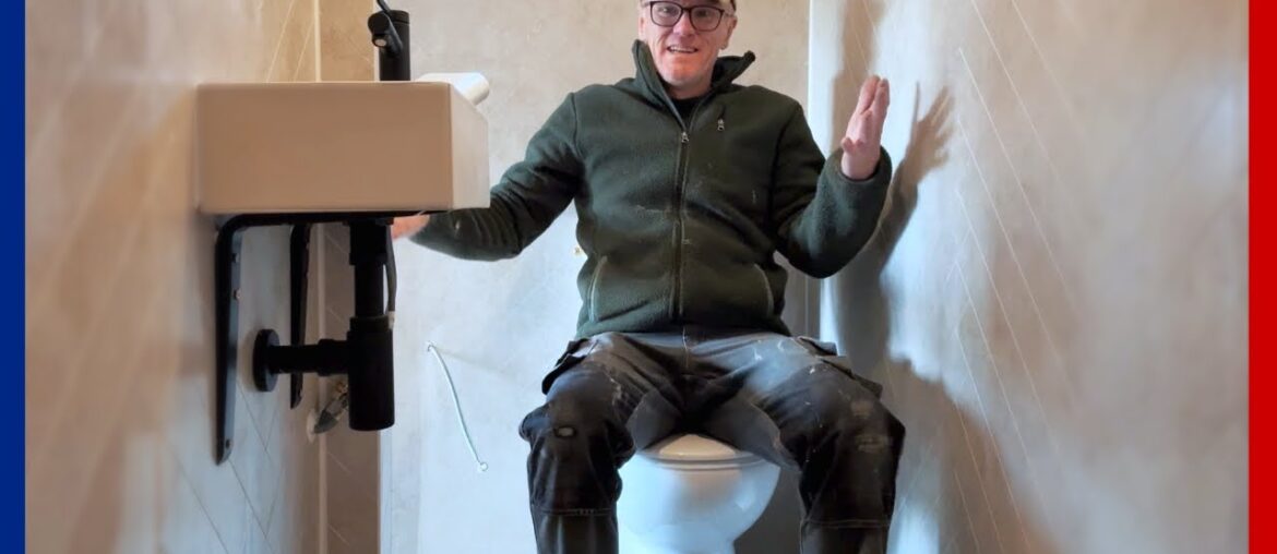 Toilet monteren en vloer betegelen in de badkamer van het tiny house