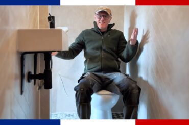 Toilet monteren en vloer betegelen in de badkamer van het tiny house