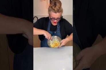 Paso a paso desde la mantequilla pomada hasta la mezcla de ingredientes líquidos y sólidos