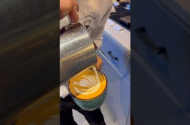 Best latte art kese banay #art #coffee #india #shots #bengaluru