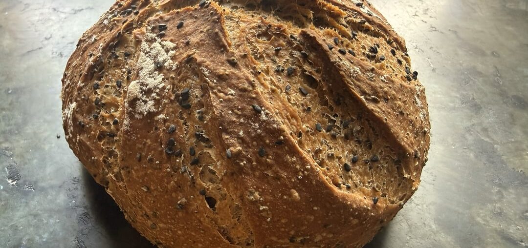 Pain au pavot bleu et graines de sésame noir