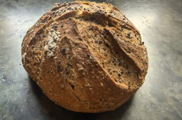 Pain au pavot bleu et graines de sésame noir