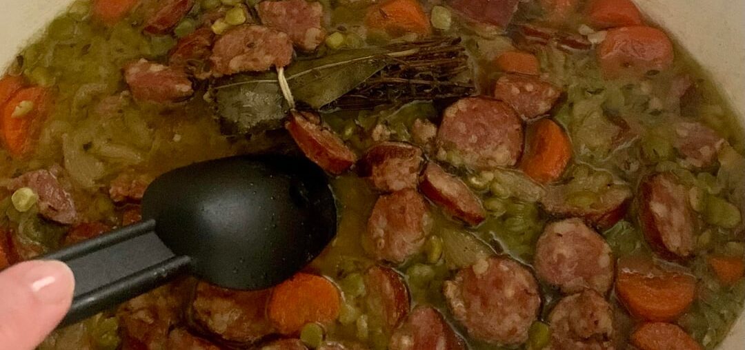Une bonne soupe pour se réchauffer (-7° dehors 🥶) donc ce soir, c’est la soupe de pois cassés de ma maman ! Un mélange entre une recette de son pays natal (les Pays-Bas), l’erwtensoep et la soupe cuisinée par ma mamie comtoise. La recette est en commentaire.