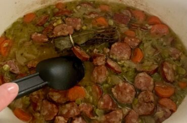 Une bonne soupe pour se réchauffer (-7° dehors 🥶) donc ce soir, c’est la soupe de pois cassés de ma maman ! Un mélange entre une recette de son pays natal (les Pays-Bas), l’erwtensoep et la soupe cuisinée par ma mamie comtoise. La recette est en commentaire.