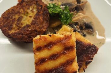 Galettes de courgette et carotte, accompagnées de champignons et de polenta poêlée