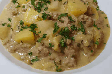 Mustard cream and pointed cabbage stir-fry.
