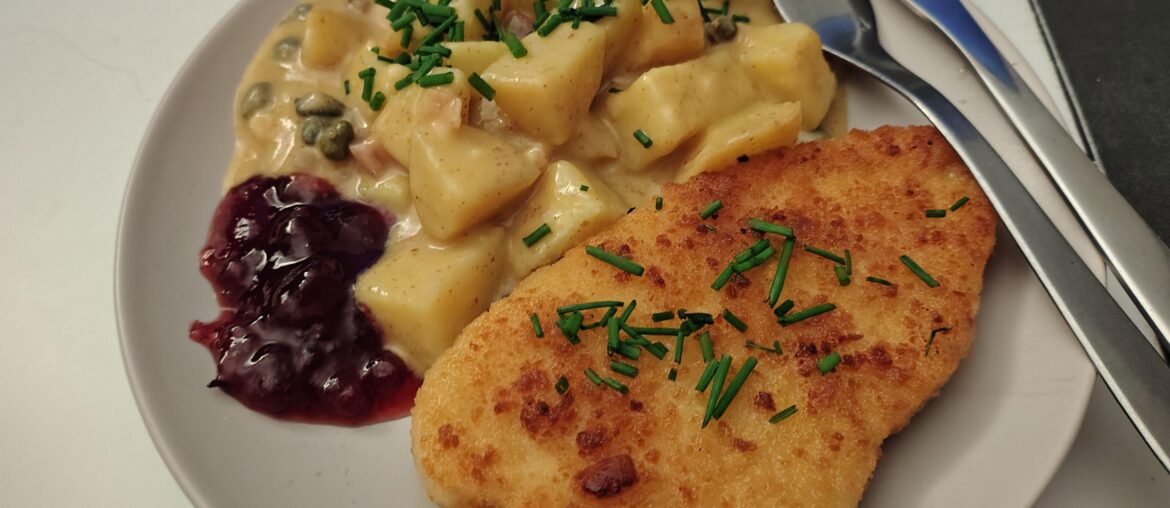 Sojaschnitzel with potato salad and Lingon