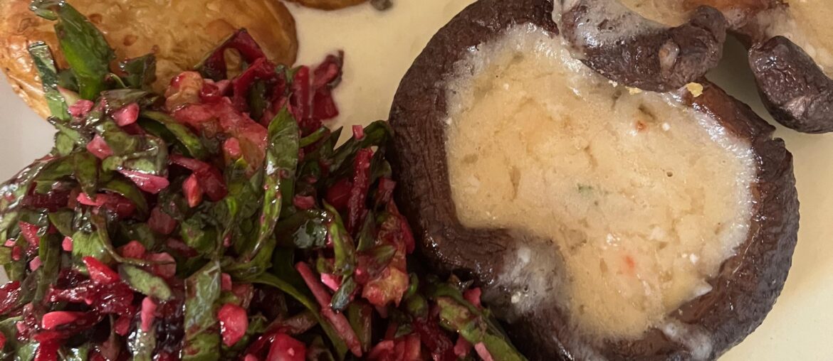 Shiitake farcis accompagnés d’une salade d'épinards et de betterave rouge