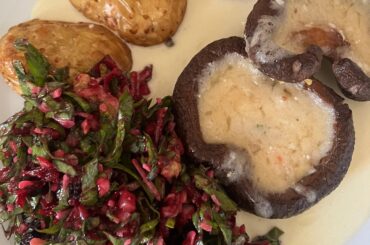 Shiitake farcis accompagnés d’une salade d'épinards et de betterave rouge