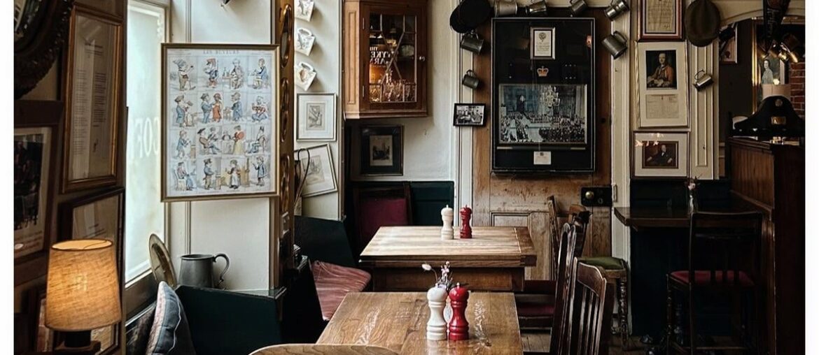Country pub in Winchester, Hampshire, England [1192x1490]
