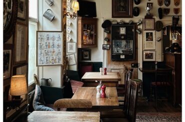 Country pub in Winchester, Hampshire, England [1192x1490]