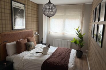 Would put this vintage clock on the right nightstand? I love it, but not sure if it fits