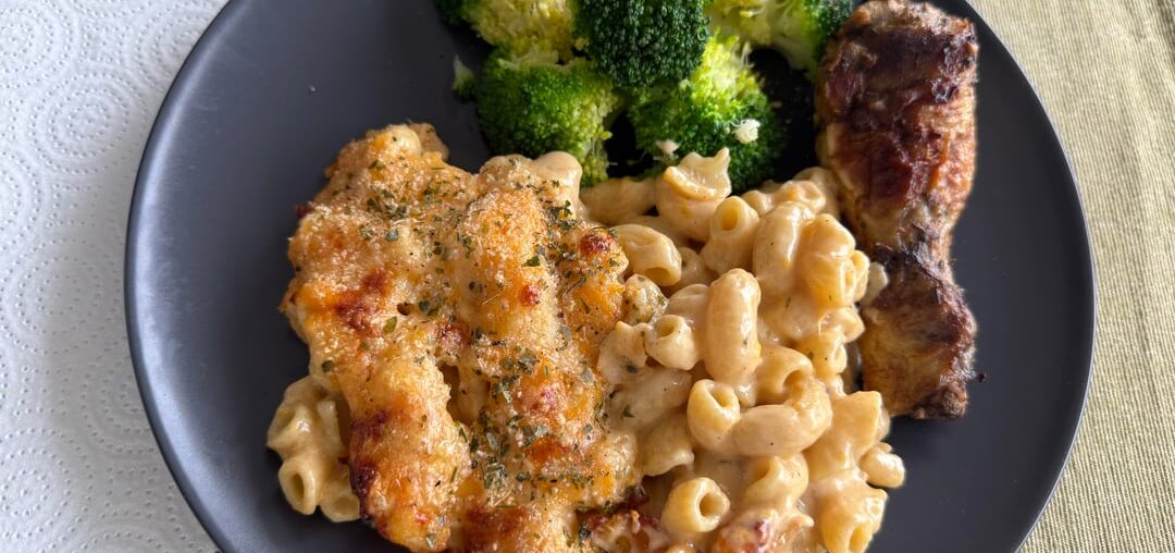 Macaroni au fromage servi avec pilon de poulet grillé et brocoli sauté