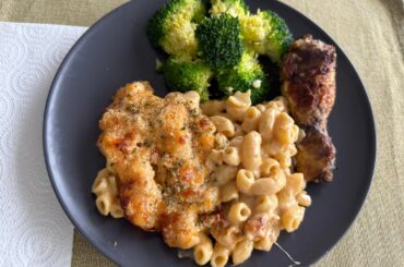 Macaroni au fromage servi avec pilon de poulet grillé et brocoli sauté